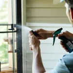 découvrez les produits et techniques efficaces pour lubrifier les roulettes de votre baie vitrée, assurant un fonctionnement fluide et une meilleure durabilité.