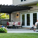 découvrez la législation actuelle sur la construction d'une pergola en limite de propriété, les règles à respecter et les démarches administratives indispensables pour votre projet.