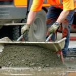 découvrez les effets négatifs d'un excès d'eau dans un mélange de béton et comment cela impacte sa résistance, sa durabilité et sa qualité finale.