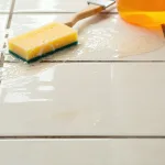 découvrez des méthodes efficaces et simples pour enlever la colle sur du carrelage sans l'endommager, et retrouvez un sol propre et impeccable.