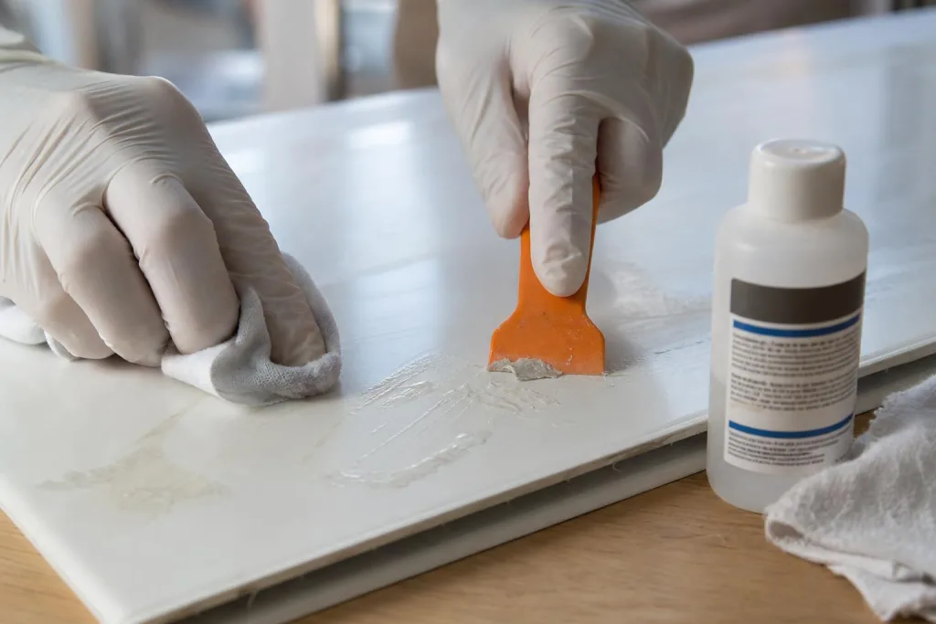 découvrez des méthodes rapides et efficaces pour enlever la colle sur du pvc sans abîmer la surface, avec des astuces simples et des produits adaptés.
