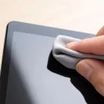 découvrez des astuces simples et efficaces pour nettoyer facilement un verre trempé noir et lui redonner tout son éclat.