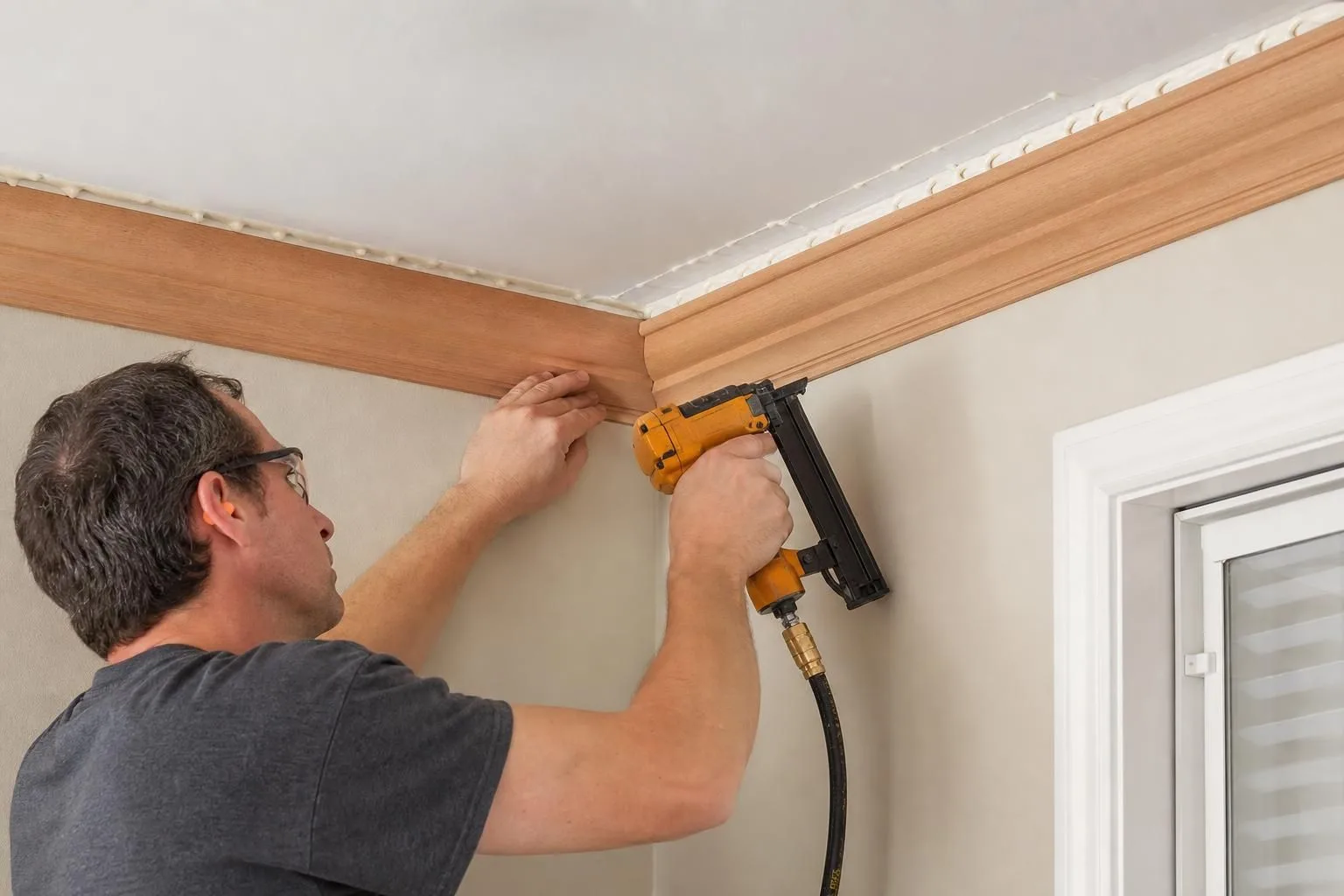 découvrez comment poser des moulures de plafond en bois facilement grâce à notre guide étape par étape, des conseils pratiques et les outils nécessaires pour un résultat professionnel.