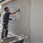 découvrez les étapes essentielles pour enduire un mur en parpaing : préparation du support, choix des matériaux et application de l’enduit.